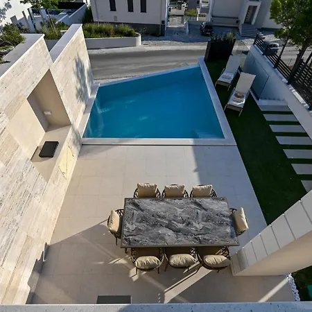 Vakantiehuis In With Jacuzzi *